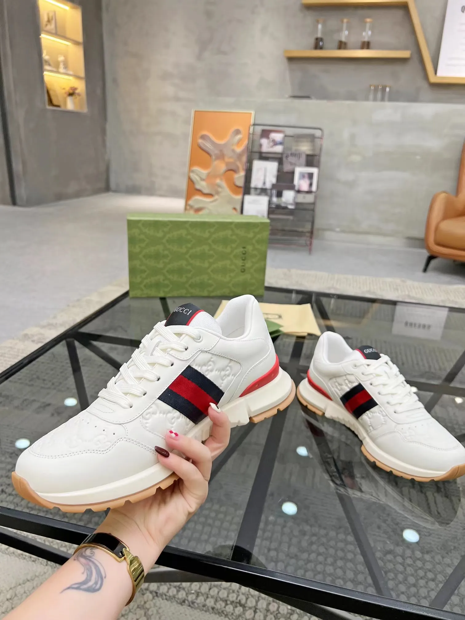 Factory price: 480💰New men's shoes GUCCI [Lightning] latest shoes shipped. Original quality, fashionable, made of special materials, sheepskin lining, brand new packaging. The foot feels super comfortable and the workmanship is impeccable. Size: 38-44, customized 45